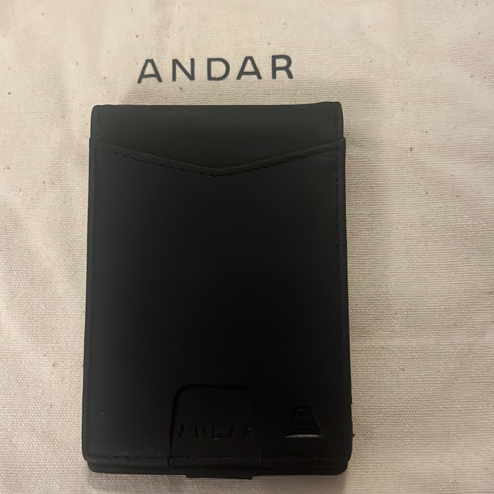 Andar - The Apollo in black